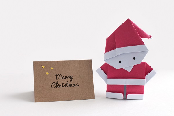 クリスマス製作1.2歳児サンタさんづくり 🎅 B5のopp袋に 透明のビニール袋でも丸 子どもたちがお花紙を丸めてつめる→先生が角を一箇所後ろに折りテープで止めたら土台は完成💛 1歳時なら全てシールや両面テープのついたパーツをペタペタ土台に貼っていくだけ✨ 2