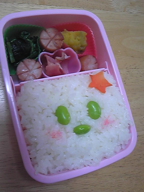 キャラ弁当をリポストでご紹介「キャラ弁3150」🧑‍🍳🍱→ @kyaraben3150 今回は @hisena03 さんの可愛い💓お弁当です♪＊＊＊＊＊＊＊＊＊＊＊＊＊＊＊ お久しぶりのお弁当🍙 娘の児童会で遠足だったので ラブブ弁当作ってみた😊 デコフリでお米に着色して 顔部分は