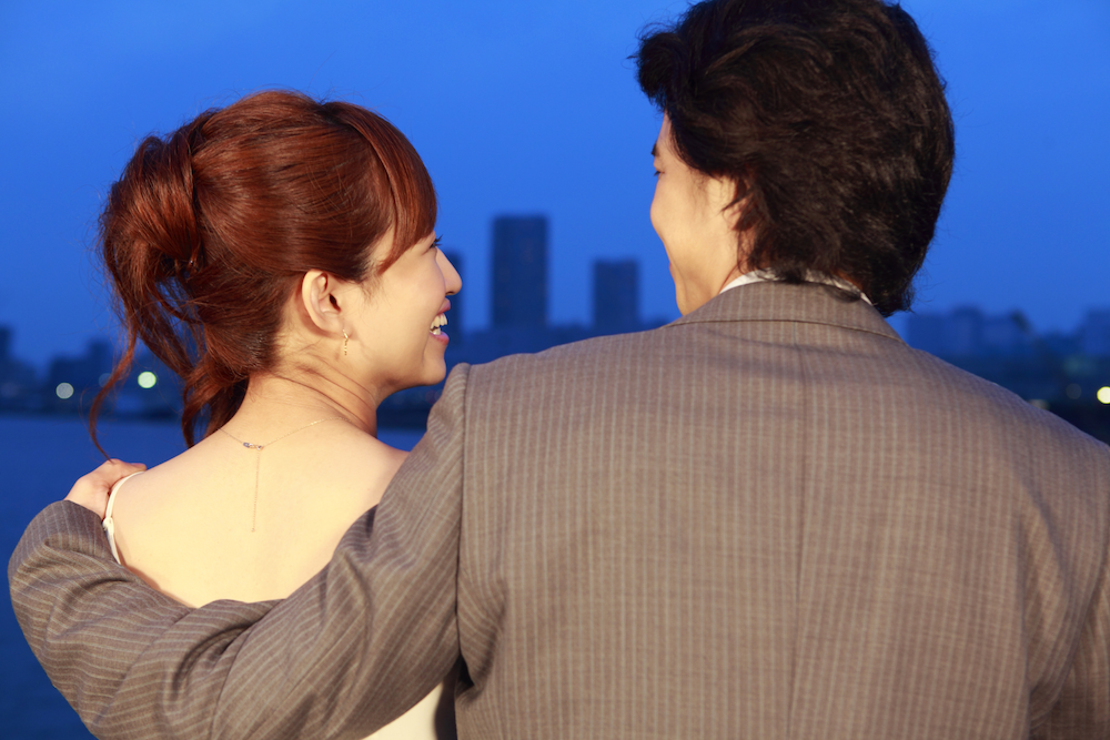 腰に手を回す男性心理とは？腰を抱いて体を引き寄せる彼氏の胸の内を解説！Smartlog