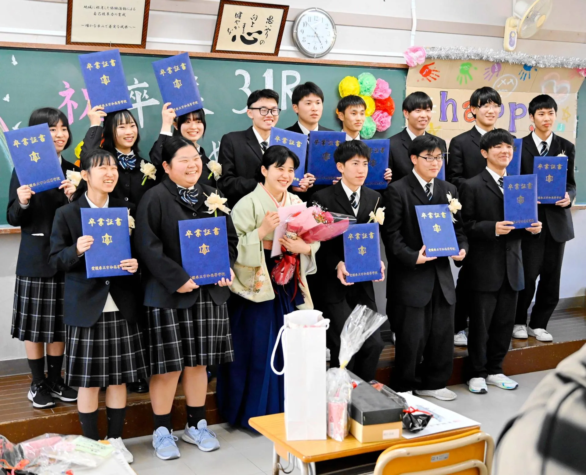 サプライズも！コロナ禍の思い出胸に中学校で“涙”の卒業式 高知22 03 11 19:50