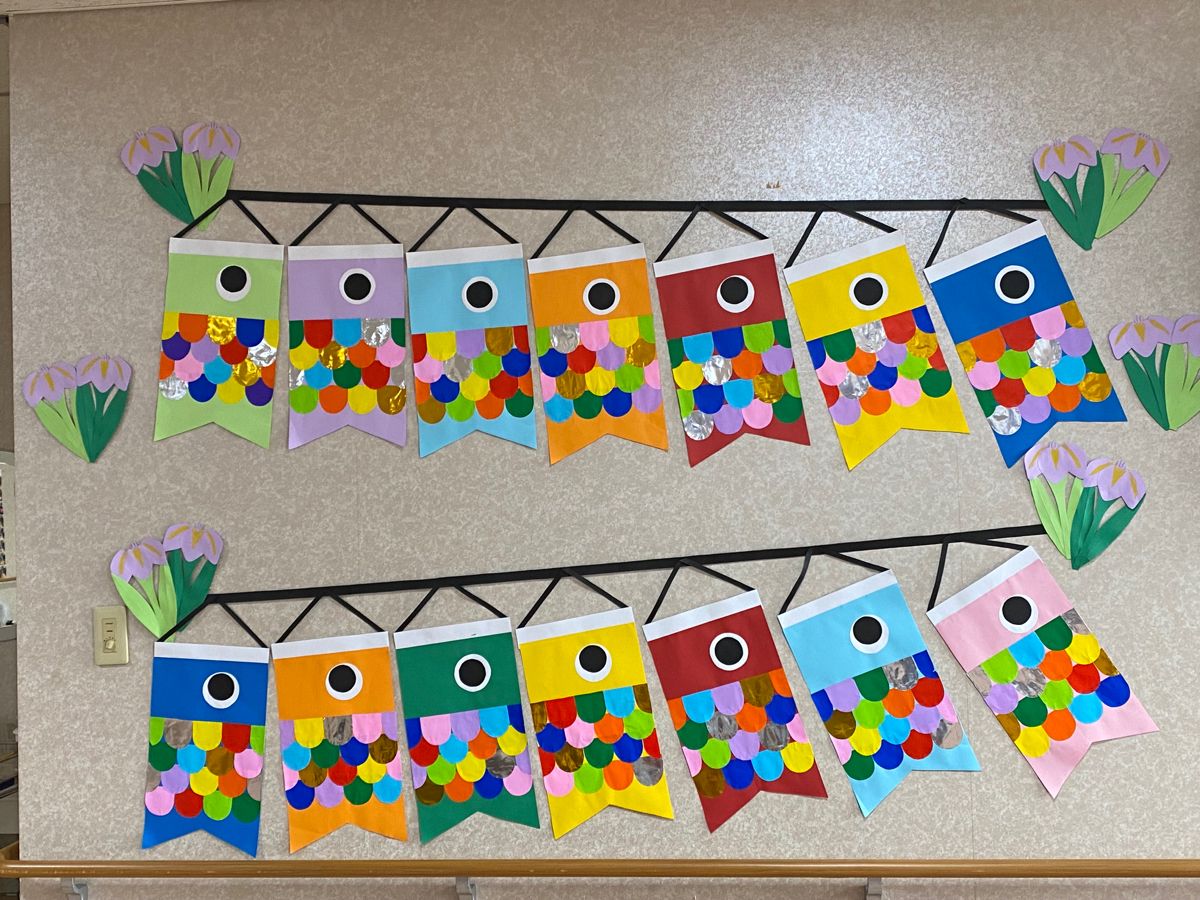 🎏🦶 みんなの小さな可愛い足が 大きな鯉のぼりのウロコに変身しました😌💕５月壁面壁面制作めだか保育園小規模認可保育園 保育園見学保育士小規模園 子育て 0歳 １歳 ２歳 赤ちゃん川越市保育園 保育園 小江戸 川越