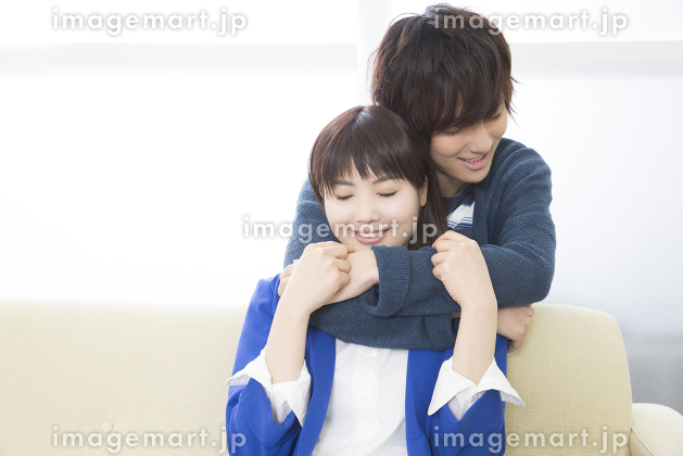 冬の幸せそうな男女 おでこをくっつけるのイラスト素材240461690- イメージマート