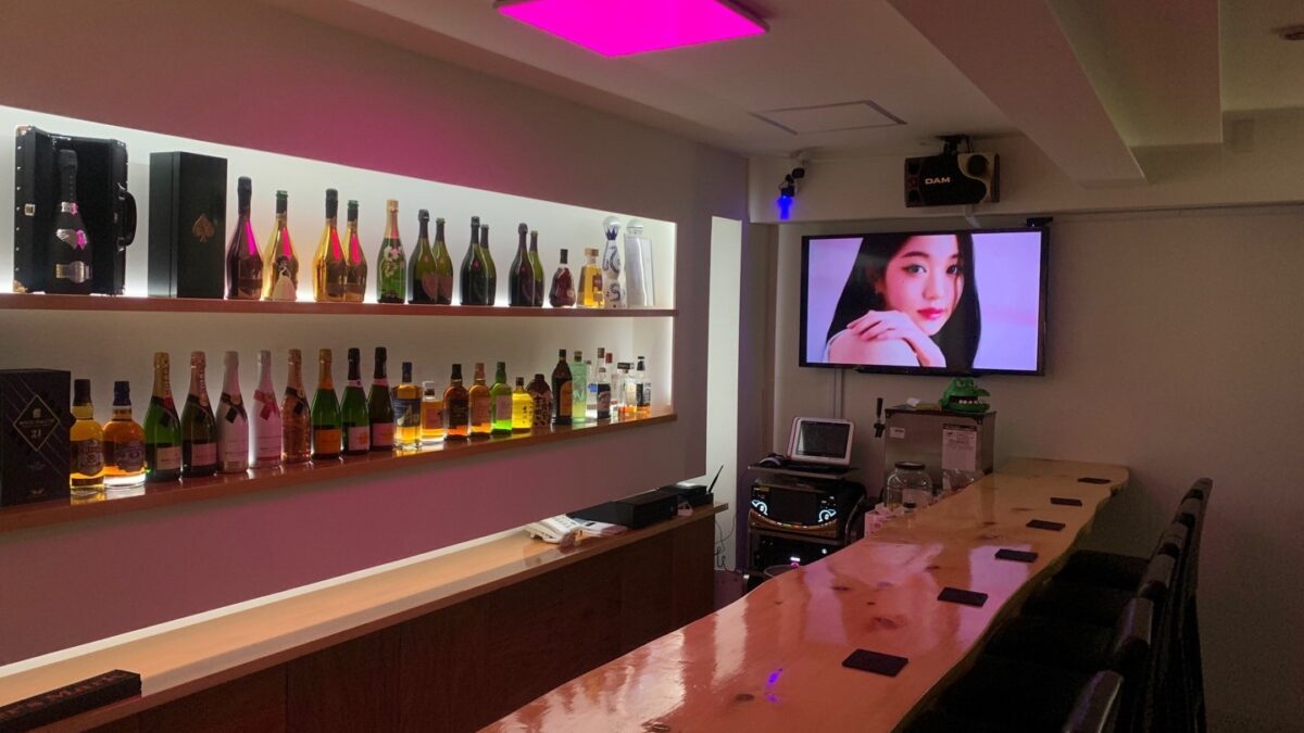 Girls Bar NEO 新宿店(ネオ)