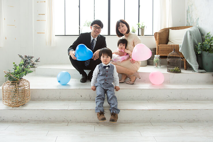 フォトスタジオで我が家らしい家族写真が撮りたい方へのユニークなアイディアをご紹介！ - コラムライフスタジオ