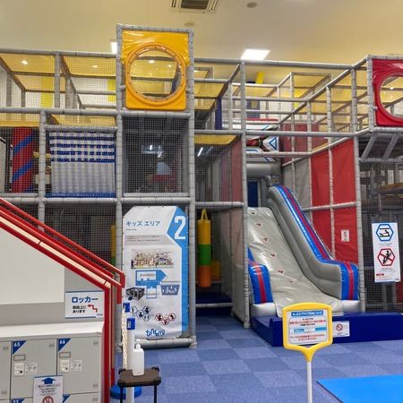 お得な詳細はコチラ👇 久しぶりに行ったトンデミ幕張が パワーアップしてた！！😆 やってみたいと思ってた ジャンプツイスター 冒頭 やエアーランが入った 『トンデミエキサイトエリア』が 新たに登場しててめっちゃ楽しかった😆 母が子ども以上に楽しんでしまったよ😂長女はアクティビティ全般 特にトランポリン 次女は幼児も遊べる 空中タッチオセロや にんげんタワーに激ハマりしてたよ 笑