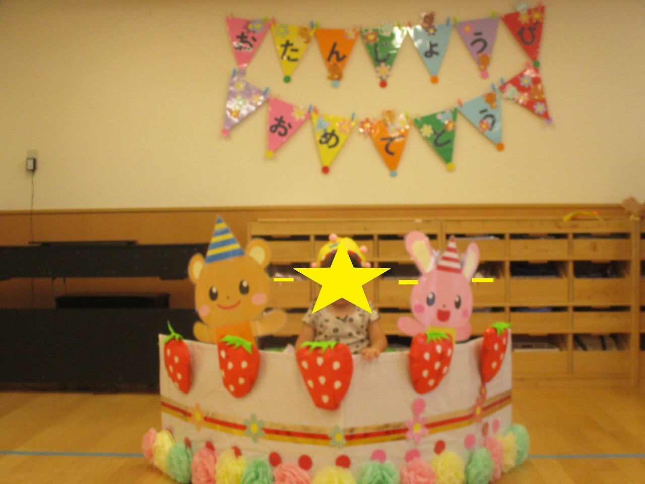 今日は８月生まれの誕生会がありました🎂 出し物では、先生達のマジックショー🪄✨があり、UFO🛸が宙に浮いたり、何もない紙袋からお菓子やジュースが出てきたりしました✨最後は先生が消えちゃったマジック🪄 えええ？！となりみんな心配😟 なぜかくるみ割り人形🪆が出