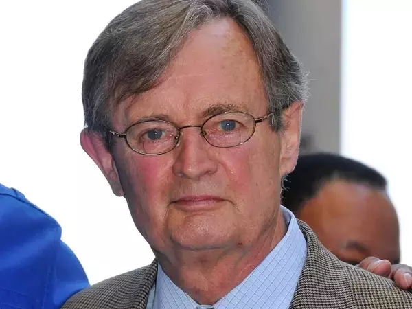 70年代 80年代のテレビアイコンのマーク・ハーモン セント・エルセウェア と妻のパム・ドーバー モーク&ミンディ は二人とも73歳! 知らなかった。子供の頃は二人とも心臓が悪かった。 40年たっても彼らがまだ一緒にいるのはかっこいい