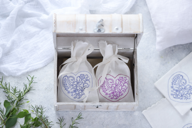 楽天市場 はさみ付き 手作りキット 刺繍ウェルカムボード 受付サイン お花畑 3点セット 刺繍糸・刺繍針・フレーム付き 結婚式 手芸パック 花嫁diy新郎側 新婦側 ウェディングボード 春婚 結婚祝い ナチュラルウェディング 案内 看板 : Hitomiの幸せデリバリ