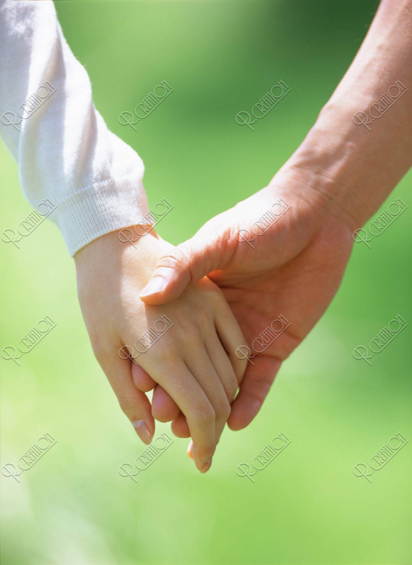 手を握るカップルの手元 - 商用利用可能な写真素材・イラスト素材ならストックフォトの定額制ペイレスイメージズ