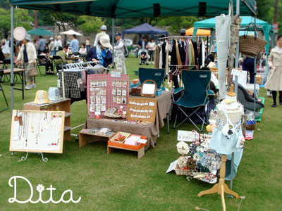 フリーマーケット 段ボールを使ったディスプレイのやり方もちもちもっちー *´ω｀*