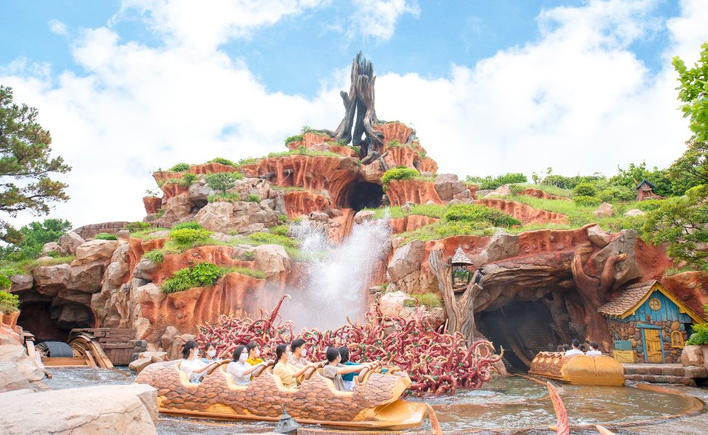 タワテラ前で水遊び⛲️ ベビーセンターで水着に着替えて行ったよ〜 オムツ替えて、涼みつつ水分補給も。 初めてペットボトルのまま飲んだ👦🏻📹噴水は予想以上に喜んでて良かった✨ 穴を覗いてていつか直撃するだろうと思ってたら 案の定 😵‍💫😅💦 母は普通の服で