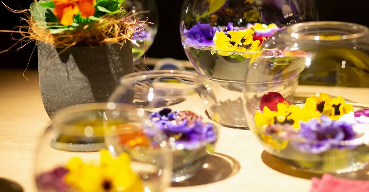 サマーウェディング ヒマワリのお花や ブルーの色合いが涼しげな デルフィニウム 夏の季節にぴったりな 明るくて爽やかな ソファウェディングフラワーwedding weddingflowersbridalウェディング ウェディングフラワーサマーウェディングヒマワリブライダル