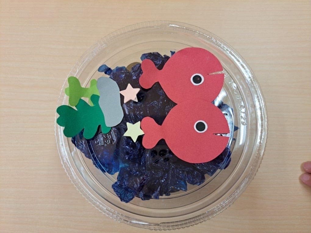 ○きんぎょがにげた○ きんぎょがにげたの遊びをしたあと、きんぎょを貼って完成した製作◎子どもたちが大好きな絵本、ただ作るだけじゃなくて作るまでも遊びの中で楽しんでほしい。向き方も貼る位置もそれぞれで沢山あそんだからこそ出来上がった時、とっても