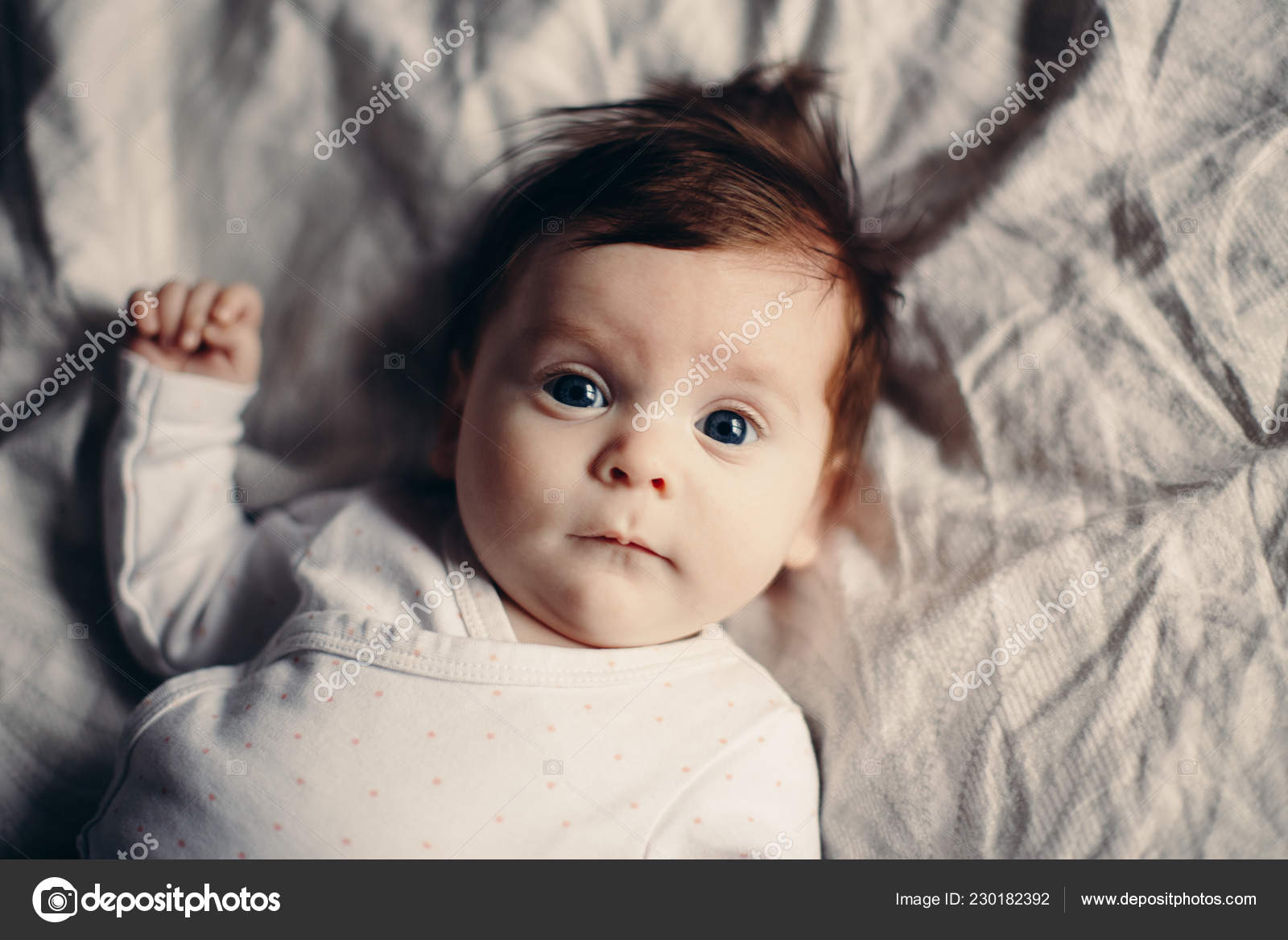 目を開ける美しい赤ちゃん かわいい白人の家 写真 無料ダウンロードのための画像 - Pngtree