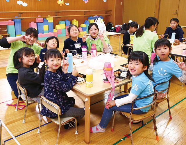 🌠七夕パーティー🎋 七夕を楽しむパーティーを開催しました！ 浴衣や甚平、はっぴ、サマードレスなど、思い思いの夏らしい服装で登園してくれた子どもたち🎐❤️願いごとを書いた短冊を笹に飾ったり、楽しいゲームに参加したりと、笑顔いっぱいのひとときに🥳 みんなの