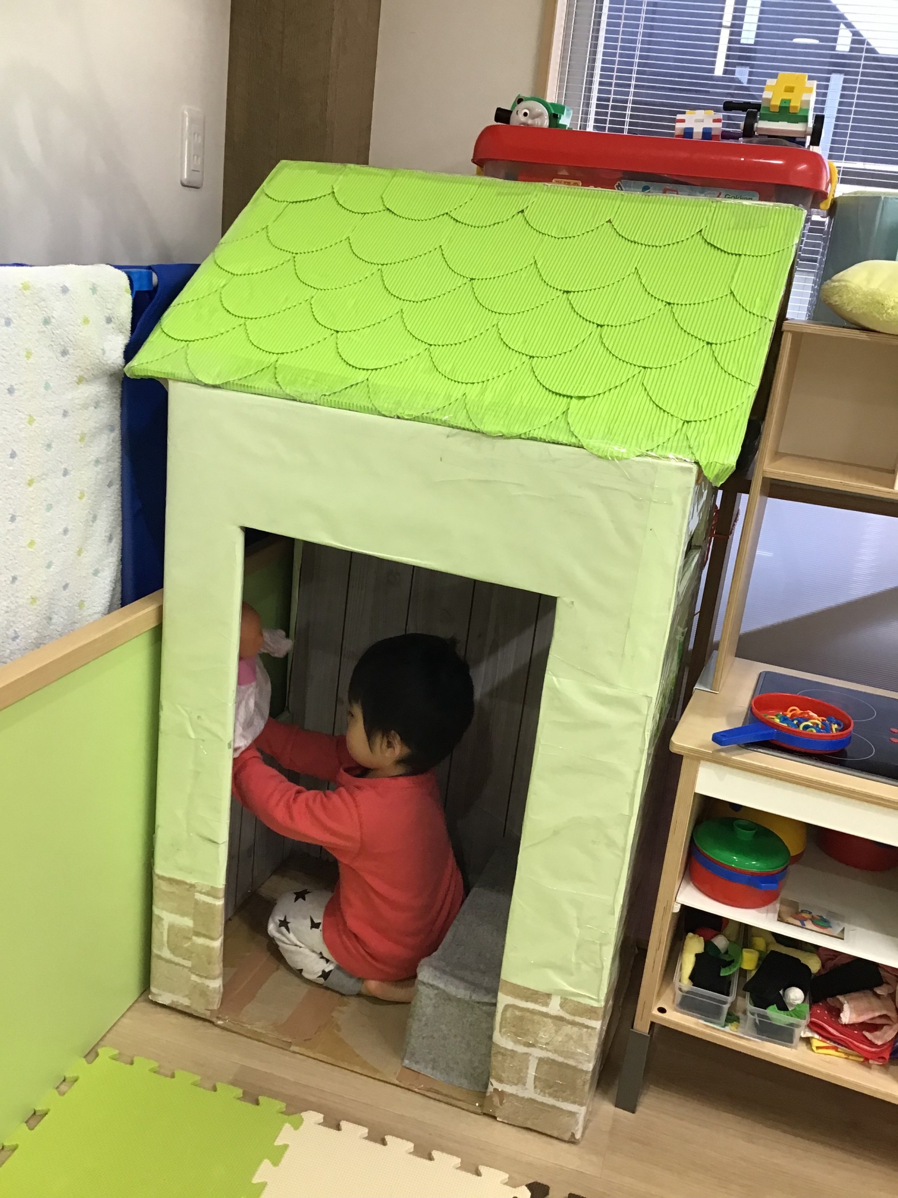 組み立て簡単！ 時計付き段ボールハウス 松美段ボールOAN003おもちゃ 子ども用おもちゃ こども 家遊び ダンボールおもちゃ オモチャキッズ 誕生日 プレゼント 幼稚園 小学生 家庭用おもちゃ 遊具 子供用ギフト ホビー 玩具 段ボールハウス 秘密基地 - 長崎県