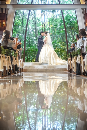 結婚式場 ストーンフォレスト 公式・ 誓いのキスはおでこ。 「祝福・可愛い・愛らしい」という意味が・「新婦さんのことがとても愛おしい」という 新郎さんからのステキな想いが伝わってきそうですね♡ ・stoneforestストーンフォレスト茨城県水戸