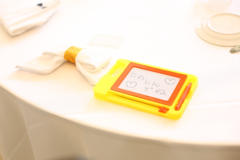 𓂃◌𓈒𓐍結婚式DIY お子様メニュー表＆席札𓐍𓈒◌𓂃 お子様ゲストが1歳半だったので、 専用の席札とメニュー表も作成☺️まだ文字は読めないと思うけど、 お母さんに喜んでもらえたらと作りました🙌 メニュー表は大人と同じく星のデザインに☆お子様席札お子様