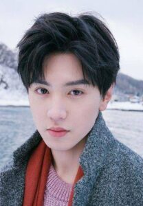 木曜日 2012 日香港 中国の結婚式の時に妊娠中の女優の妻のアンジェラ トンと共にポーズをとる香港俳優錢嘉樂 —ストック編集用写真©ChinaImages 244175390