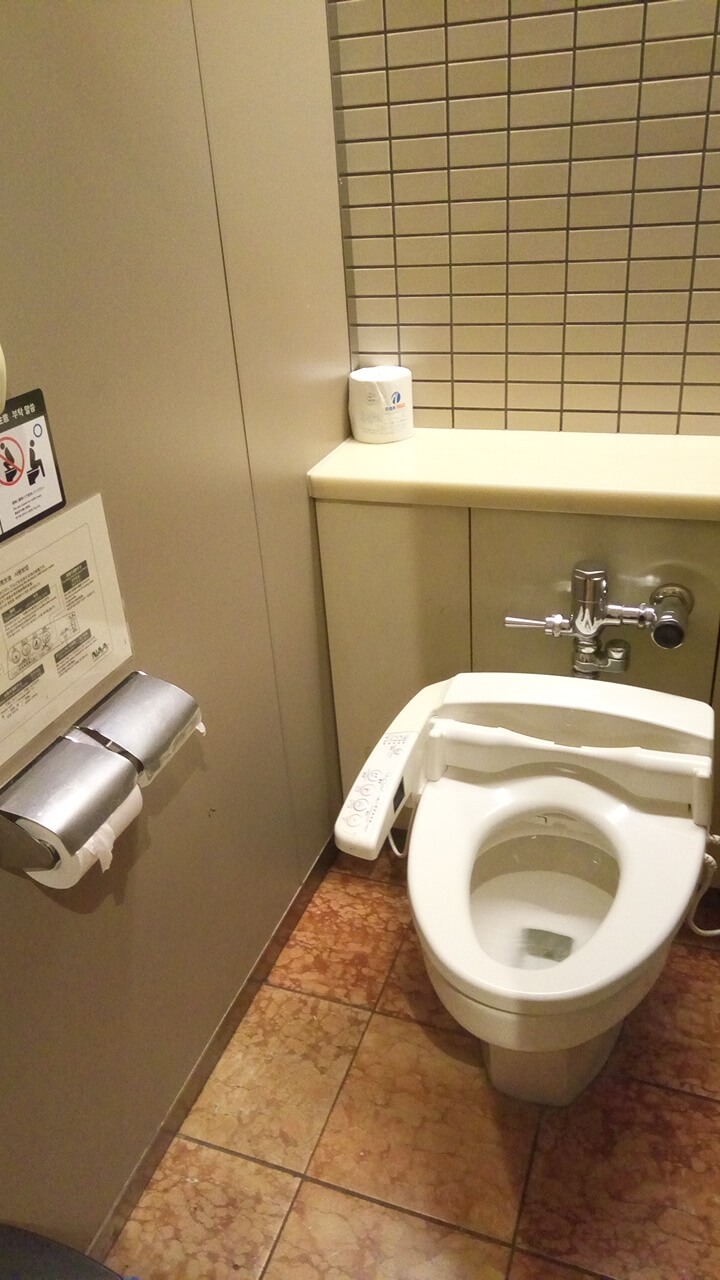 え！？」旅行先の女子トイレで困っていた女性→私が渡した物とは！？│ムーンカレンダ