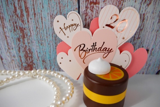 誕生日メッセージ文例を多数ご紹介！誕生日プレゼントに添えたい大切な方へ感謝とお祝いの気持ちを伝えるバースデーメッセージお誕生日 新聞オンラインショップ