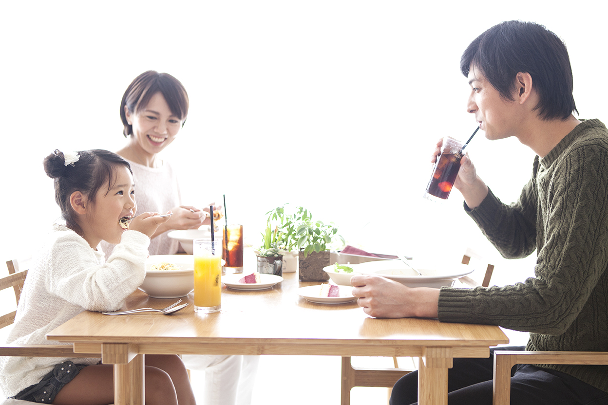 初対面なのに〝家族〟のように食卓を囲む。「食」の未来がやってきた。農家漁師から産地直送の通販 ポケットマルシェ