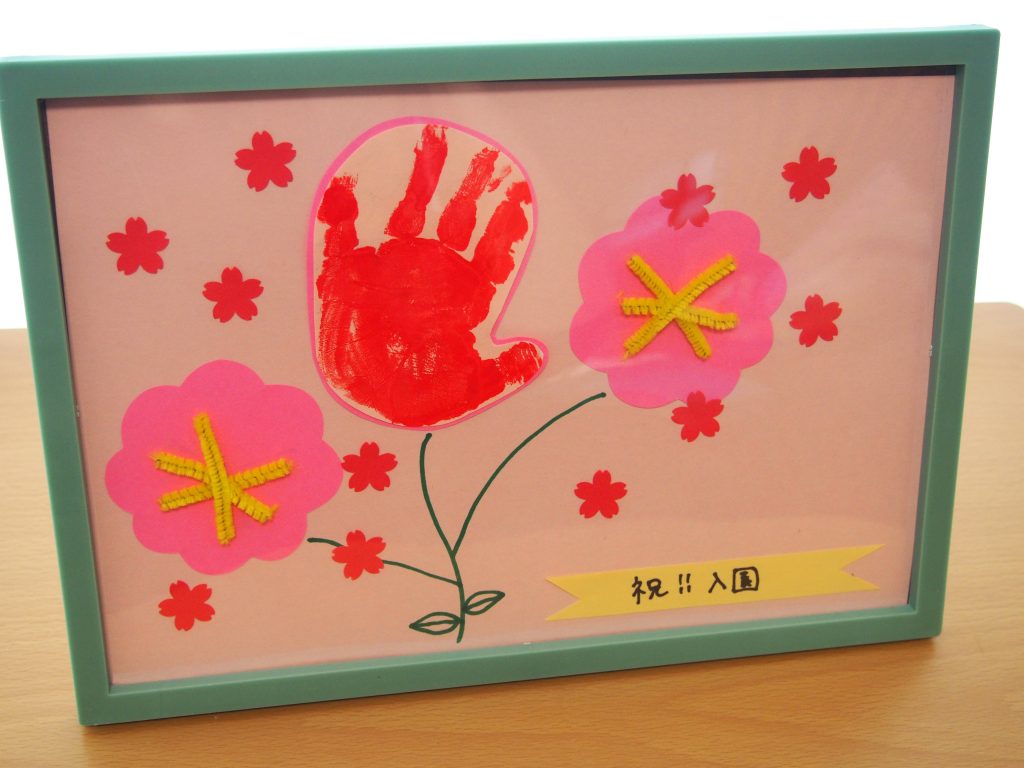 春の手形アートで作るてんとう虫とハチ