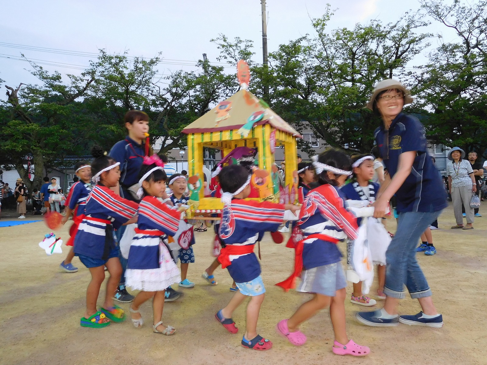 亀井野保育園 夏祭り賑わう 子ども神輿を披露藤沢タウンニュース