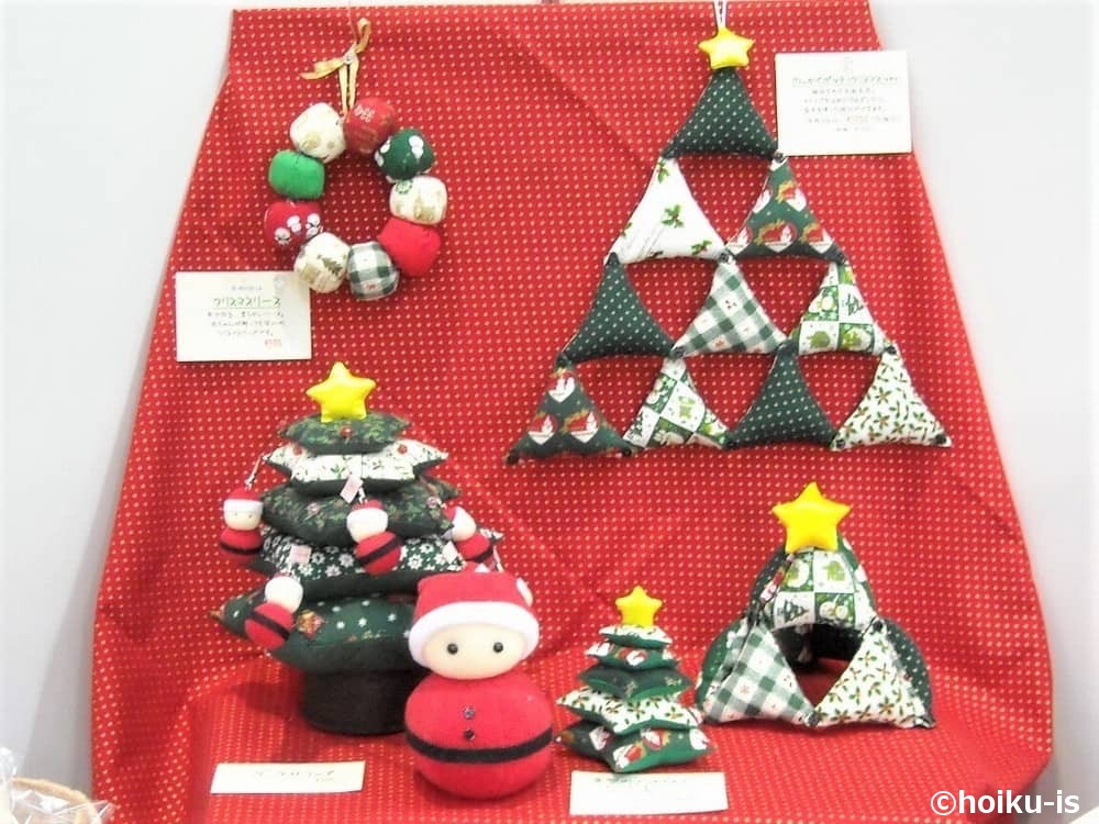 さんかくサンタさん☆ 中にお菓子♡ 小さなプレゼント *´˘`* ♡サンタクロースサンタサンタさんプレゼントクリスマスプレゼントchristmasプチギフト手作り子どもこども子どものいる暮らし子どものいる生活クリスマスパーティー製作お菓子