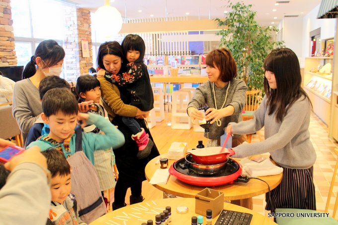 札幌産の蜂蜜を使った「札幌はちみつロール」－採蜜したミツバチには供養法会も - 札幌経済新聞