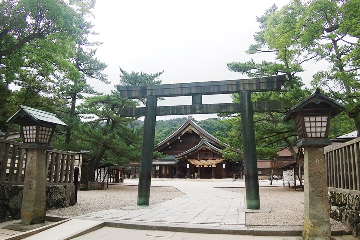 出雲大社に行く前に, 稲佐の浜で砂をいただきます, それを持って出雲大社に参拝し, お砂交換します, いただいたお砂はお清めの砂として,お家の周りにまいたり, お部屋に祀ったりします,出雲大社出雲大社縁結び ,japantripizumotaisha ,shrineizumo,izumoshrine