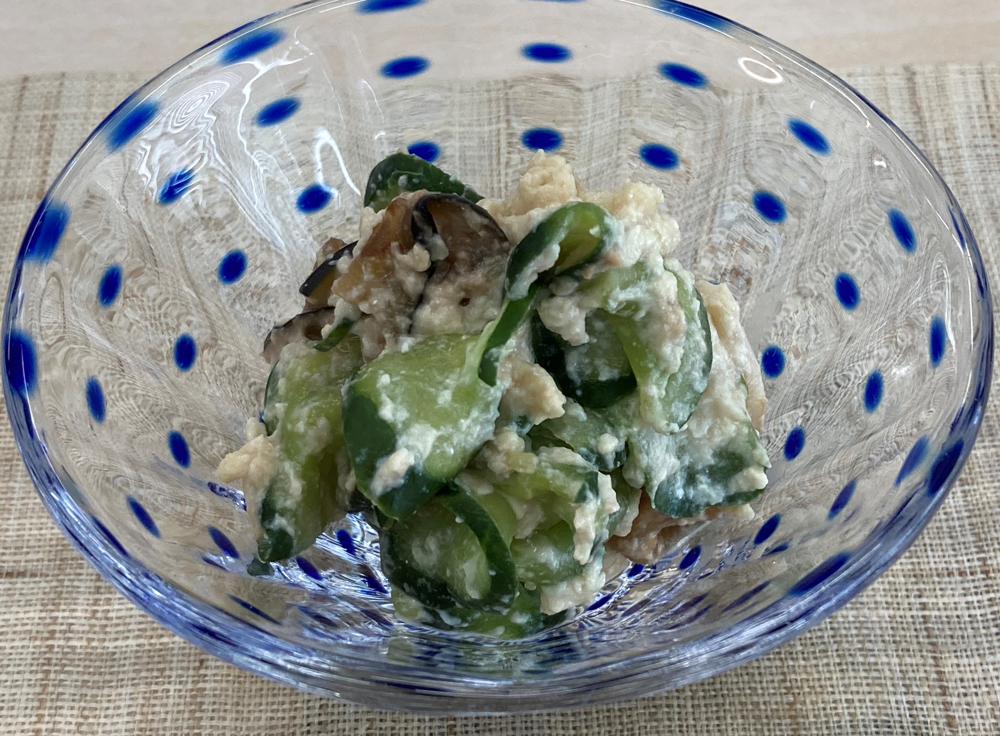 横山タカ子さんのレシピ本より。キャベツのもみ漬けなすの甘酢漬けきゅうりのにんにくしょうゆ漬け箸休めにぴったりの即席漬けは日持ちするから常備しています。 簡単だけど美味しい、忙しい毎日の助けになってくれます。 沢山もらった野菜は即席漬けに