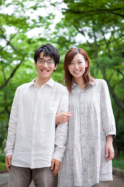 腕を組む カップルの写真素材写真素材なら「写真AC」無料 フリー ダウンロードOK