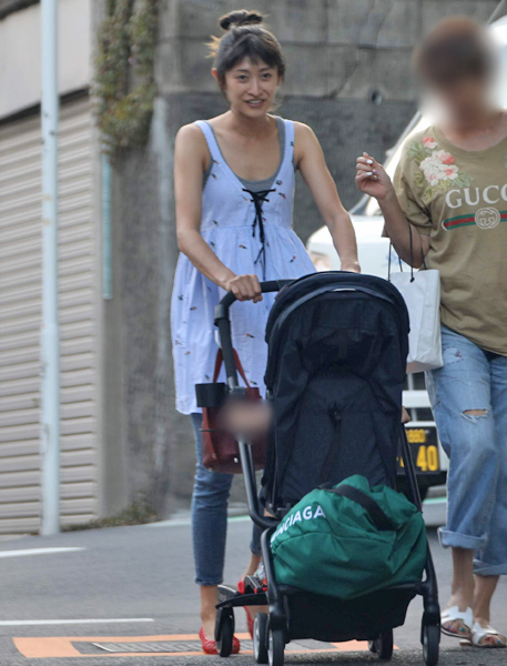 画像・写真9枚目 大河完走の小栗旬 山田優を後ろからハグ、休日に子供と競争 本誌が見た家族との団らん現場女性自身