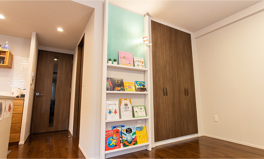 現在の本棚 最近買い足した児童書と図鑑。本棚が溢れんばかりになっています。 - りんごの時間