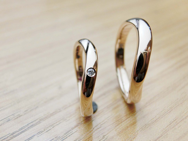 長崎観光の記念や、一生の思い出に―― 手作り結婚指輪をお作りいただけます💍✨ • K10 22,000円〜 • K18 55,000円〜 •PT プラチナ55,000円〜 からお作り頂けます✨ 当店で人気な組み合わせをご紹介です💍 ぜひご参考ください🙏素材やデザインを選んで、お二人だけの