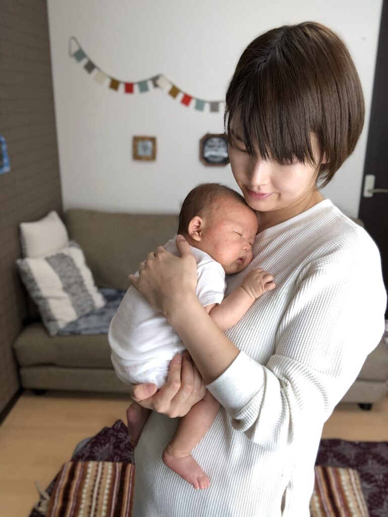 新生児の抱っこの仕方やコツ、正しい横抱きと縦抱き – ディディモス