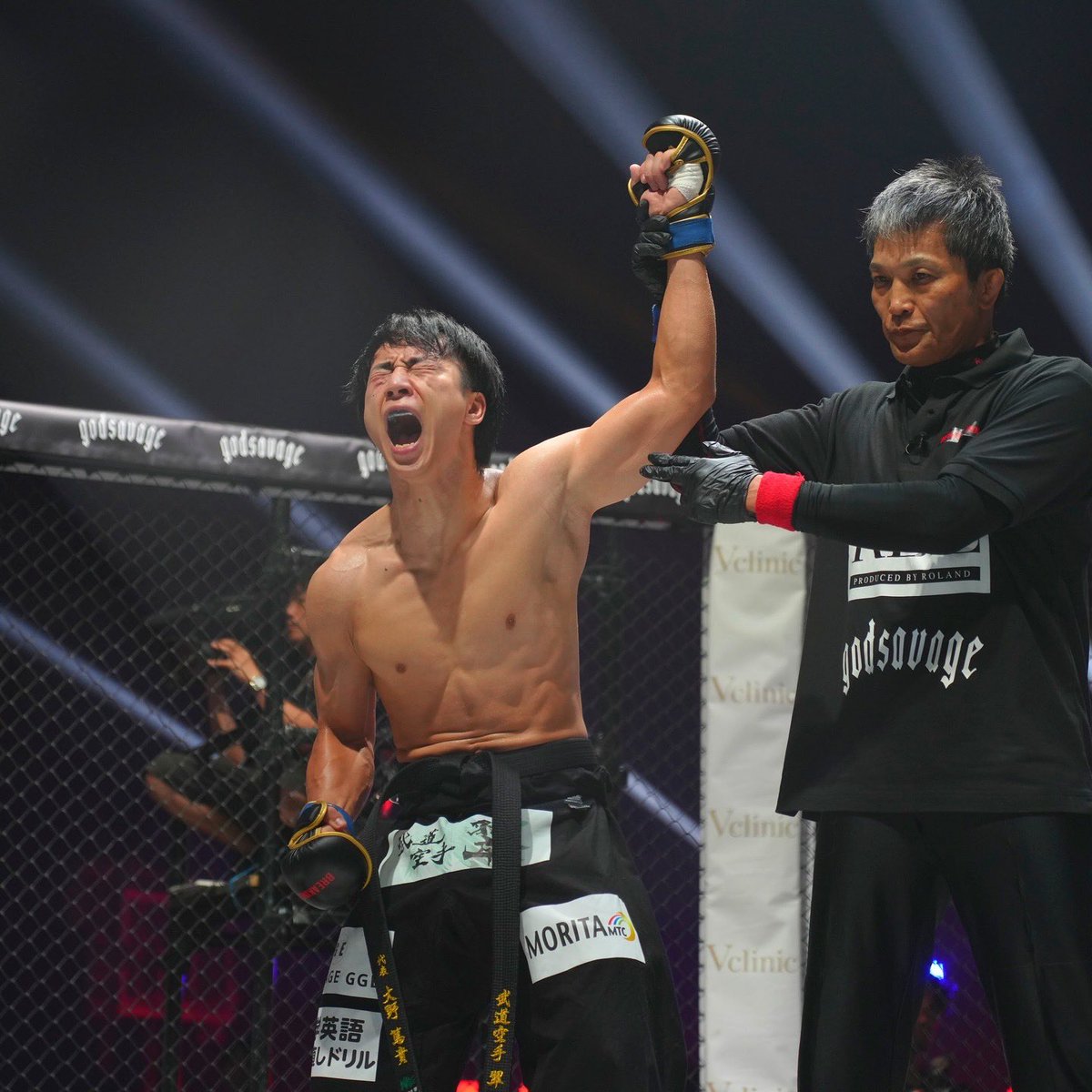 初めまして空くん🌃✨ やっと逢えたね😭 産まれて来てくれて有難う✨ 可愛い赤ちゃんの後ろ姿と高い高いをする瓜田純士が素敵過ぎるだけの画像 ※パパは 純士じゃありませんhappybirthday空赤ちゃん初めましてよろしくね♥