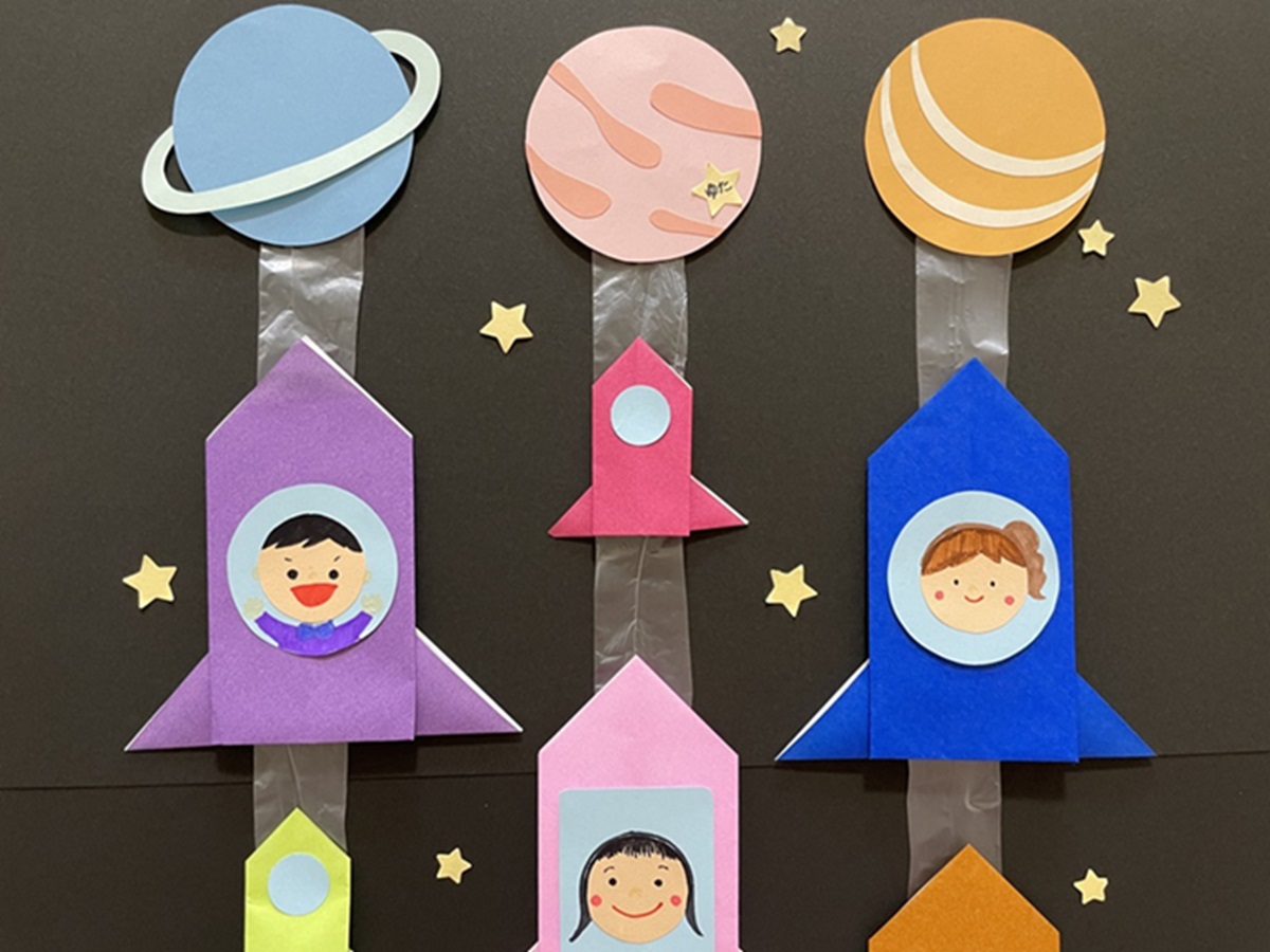 maky父の日製作🚀 やっと全員作り終わりました。 スパッタリングして星を貼り、噴射をハンドプリント。ロケットを好きな向きに貼りつけるlove you to the moon and back🌙 -*-*-*-*-*-*-*-保育園父の日父の日父の日製作Instagram