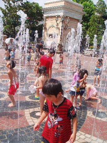 東京ディズニーシーのアクアトピアで子どもがびしょ濡れに！2024年夏の楽しみ方レポるるぶKids