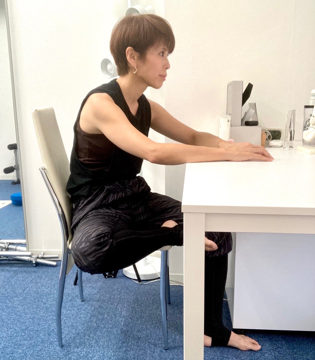 足を組む｣｢背もたれを使う｣は絶対にNG 首､肩､腰が｢ガチガチになる人｣に共通するヤバイ座り方 引用記事 神戸針灸接骨治療院