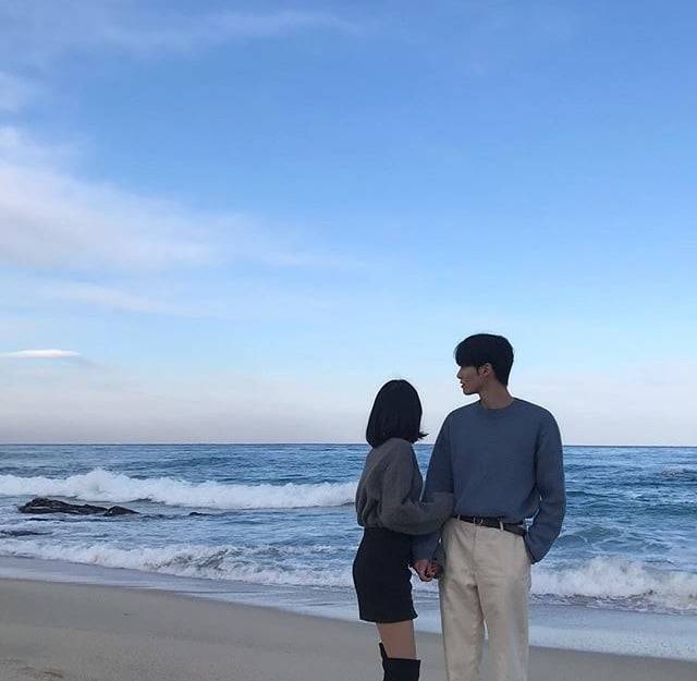 若くて魅力的なカップルが手を繋いでいる屋外レストランでテーブルの上にキスしようとしての写真素材・画像素材 Image 64501379