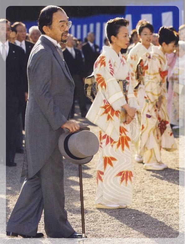 天皇ご一家、宮家存続構想 政府、女性皇族が継ぐ案：中日新聞Web