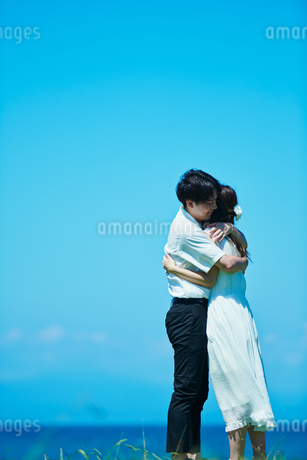 バックハグをして座る男女のイラスト。アベック。カップルのイメージイラストのイラスト素材107194020- PIXTA