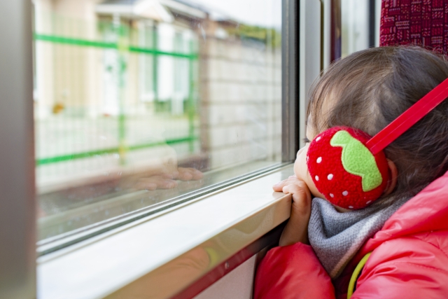 電車でぐずる赤ちゃんを、じっと見つめる酔っ払い 怒られると思いきや？ – grapeグレイプ