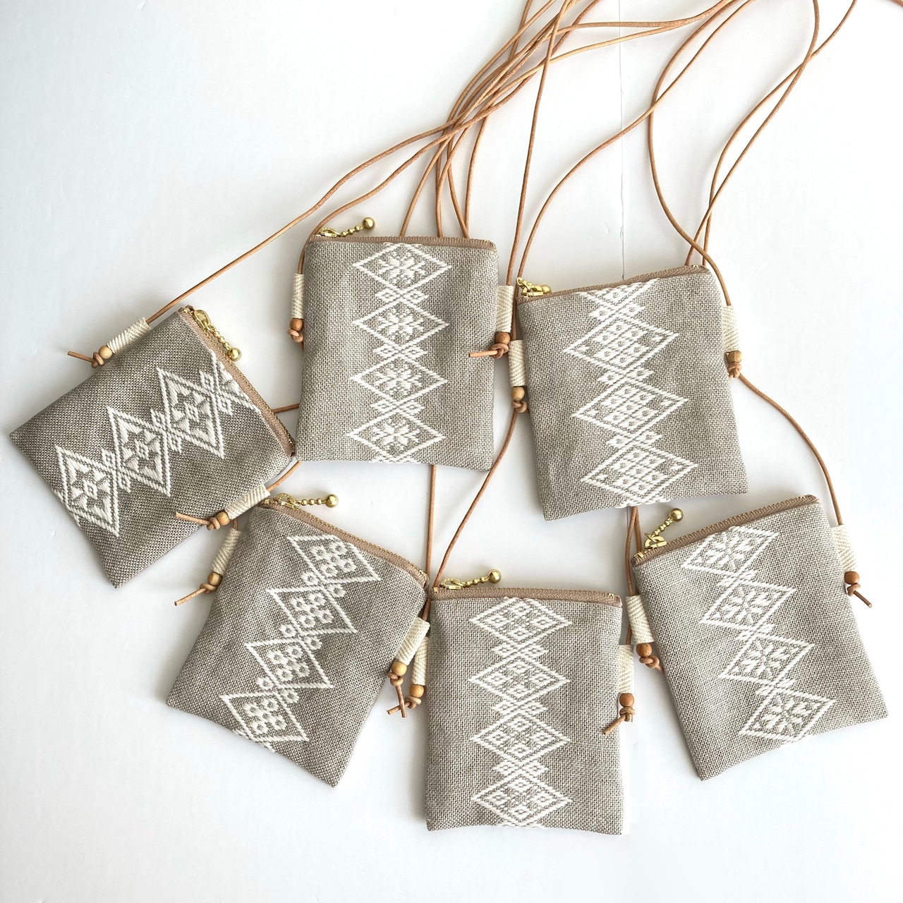 新登場の「お守り袋入れ」はお守りを入れて首から下げる、ネックレス感覚で身につけれます。 金欄緞子を日常品に落とし込んだ、ビームスJapan ×鳥居のオリジナルコラボ商品。 『びーむすじゃぱんきょうと -BEAMS JAPANと京都市