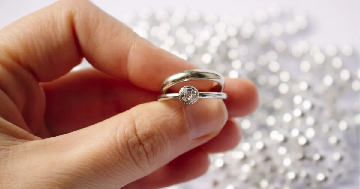 婚約指輪と結婚指輪の重ね付けがおしゃれ♡おすすめセットリングもご紹介Ringraph リングラフ