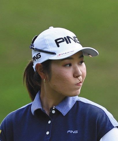 比嘉真美子「力まずリラックス」1打差2位 同じ誕生日の婚約者・勢とのお祝いもまだ 仲間の活躍からも刺激：中日スポーツ・東京中日スポーツ