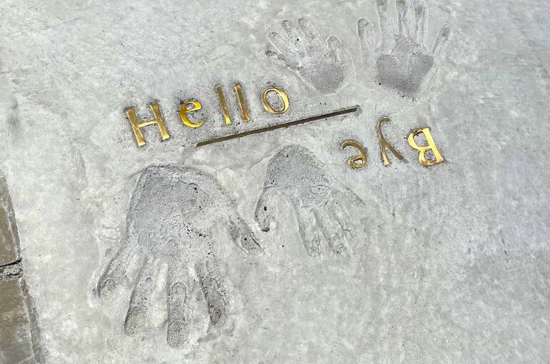 スマートガーデン「家族で記念に」 新築記念に家族でコンクリートに手形を押しました！ 実はワンちゃんも手形？を押しています🐶肉球がとても可愛らしいですね🐾最後に日付を書いて出来上がり♪ ご家族の素敵な思い出の一つとなりますように😊宮崎都城外構