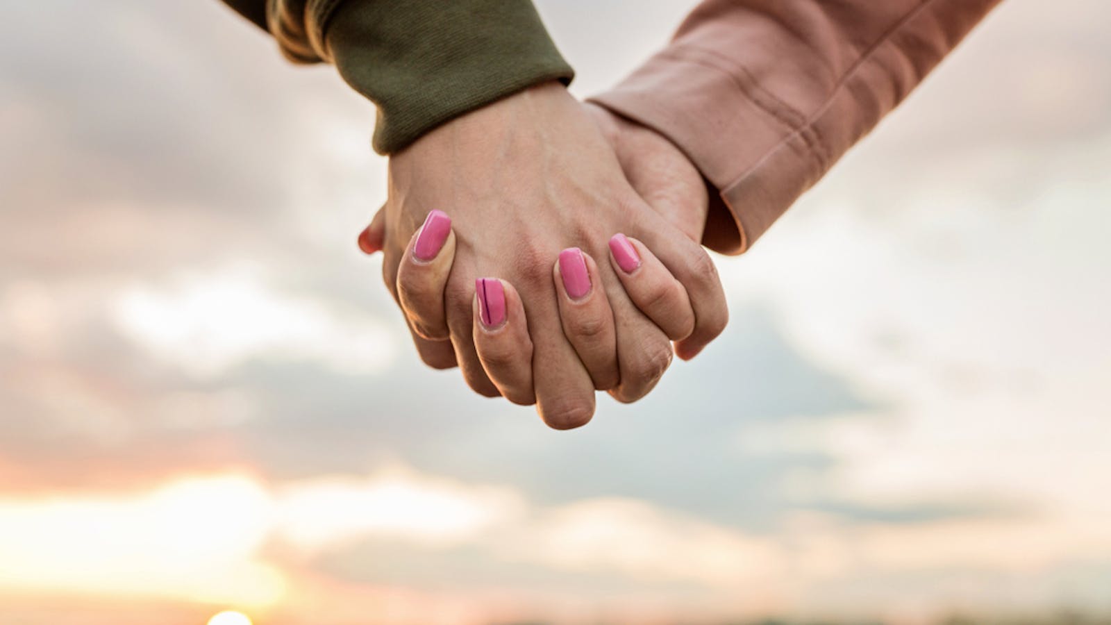 手を繋ぐ男性カップルの写真素材129296387- イメージマート